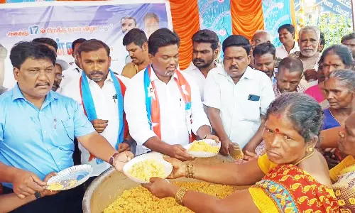 திருப்பத்தூர் நகர வி.சி.க சார்பில் அன்னதானம்