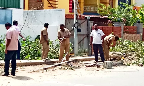 வாகனம் மோதி மின்கம்பம் சேதம் 20 மணி நேர மின்தடையால் பொதுமக்கள் அவதி