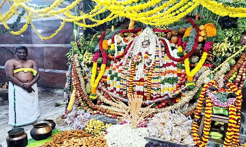 பாவூர்சத்திரம் அருகே அழகுமுத்து மாரியம்மன் கோவிலில் உலக நன்மை வேண்டி  சிறப்பு பூஜை