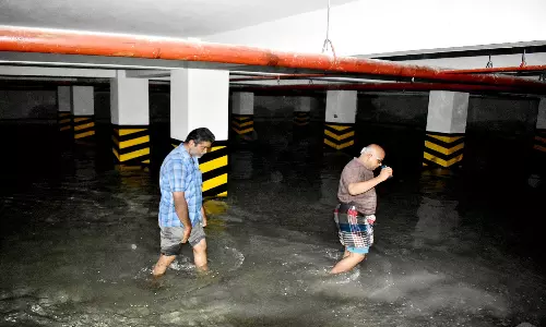 புதிய வணிக வளாகத்தில் ஊற்றெடுக்கும் தண்ணீர்