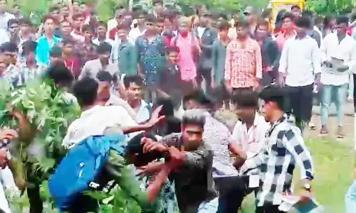 பஸ்சில் இடம் பிடிக்க ஒருவரையொருவர் தாக்கி கொண்ட கல்லூரி மாணவர்கள்