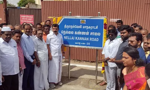 டவுன் குறுக்குத்துறை இணைப்பு சாலைக்கு நெல்லை கண்ணன் பெயர் - பெயர் பலகையை மேயர் சரவணன் திறந்து வைத்தார்