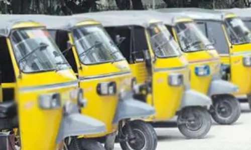 பள்ளி மாணவர்களை அழைத்து செல்லும்போது ஆட்டோவை வேகமாக இயக்க கூடாது