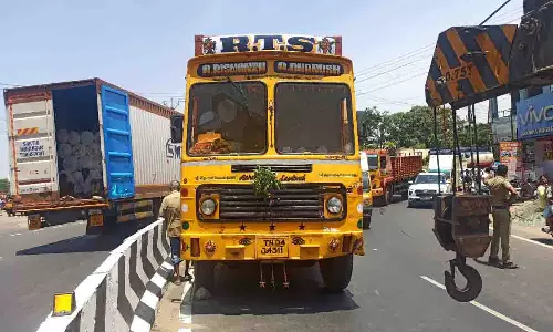 பல்லடத்தில் நடுரோட்டில் பழுதாகி நின்ற லாரியால் போக்குவரத்து பாதிப்பு