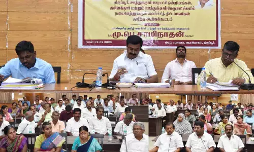 ஊத்துக்குளி-குன்னத்தூா் பேரூராட்சி வளா்ச்சி திட்டப்பணிகள் குறித்து ஆலோசனை