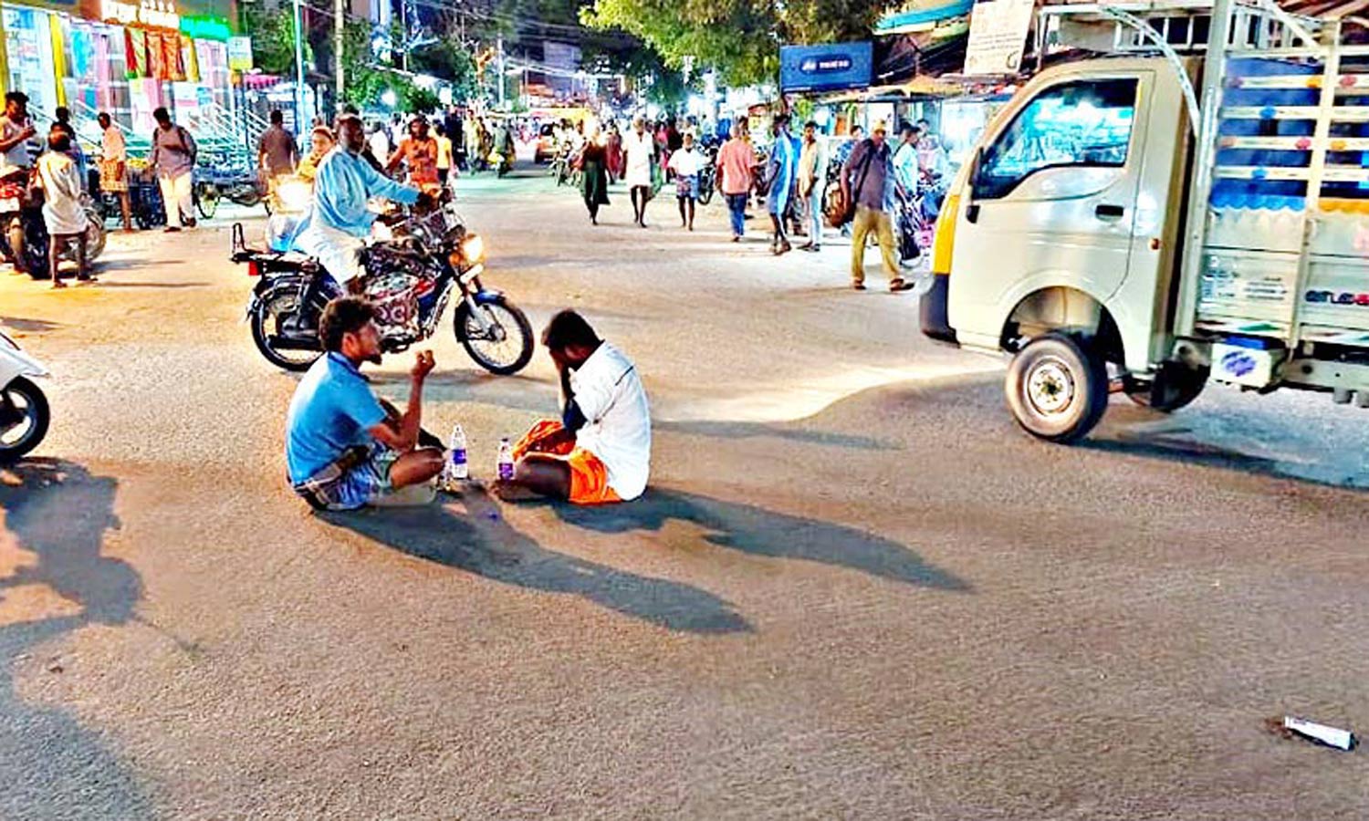 விருதுநகரில் எல்லை மீறிய செயல்: நடுரோட்டில் அமர்ந்து மது குடித்த 'குடி'மகன்கள்