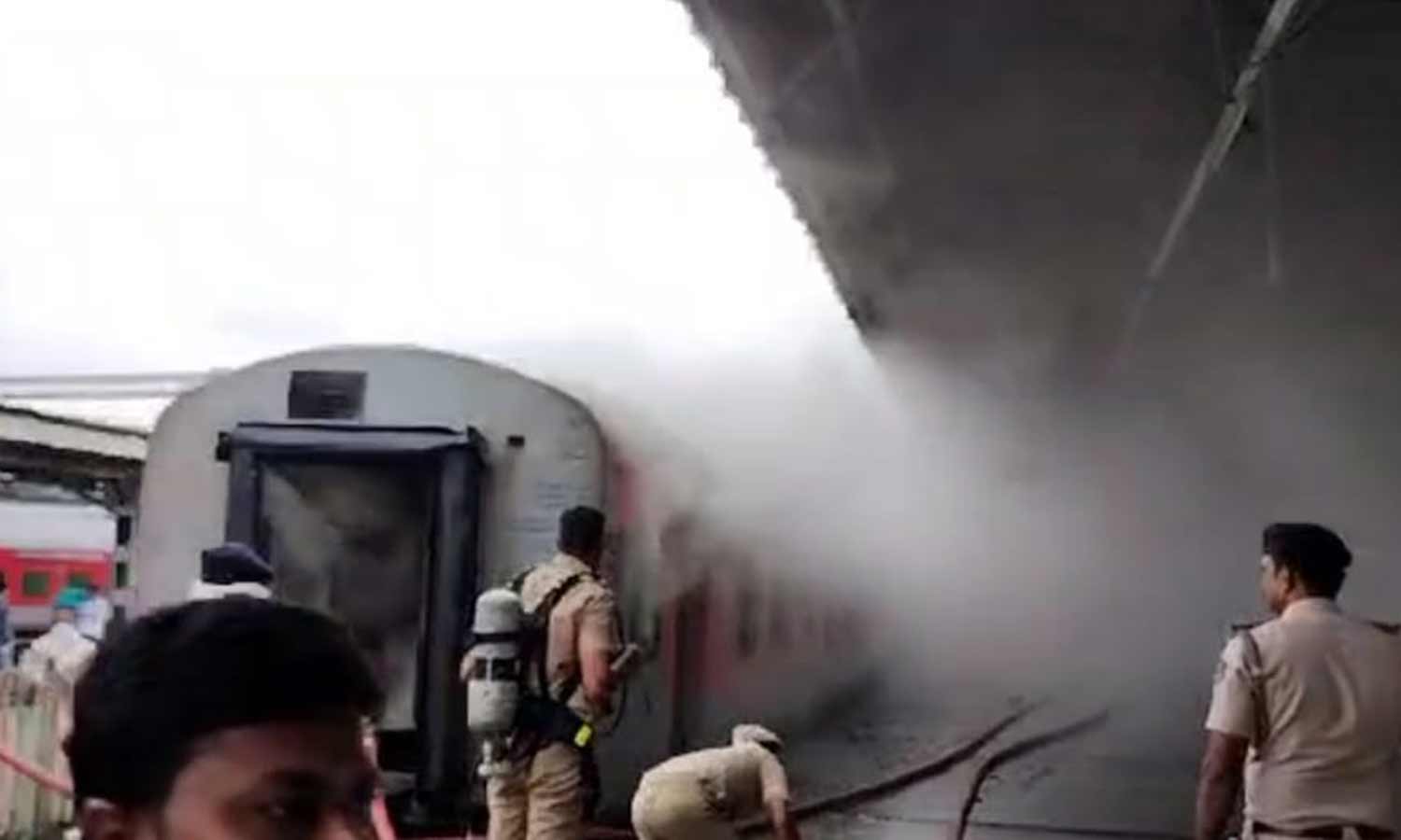 பெங்களூரு மெஜஸ்டிக் ரெயில் நிலையத்தில் நிறுத்தி இருந்த ரெயிலில் இருந்து புகை வந்ததால் பரபரப்பு