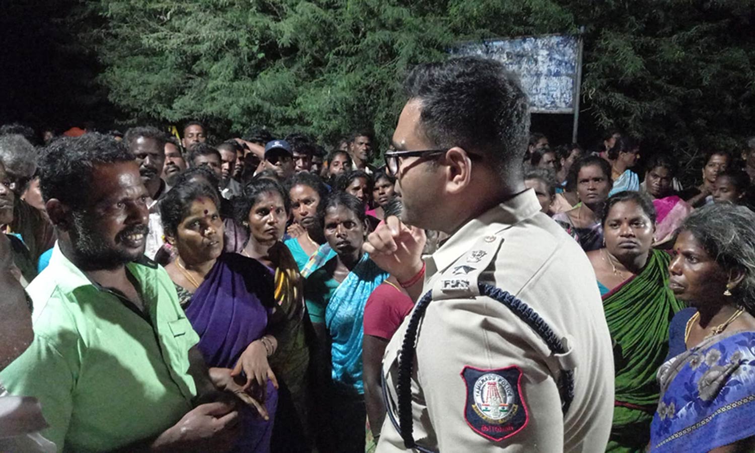 மேல்பாதியில் இருதரப்பினரிடையே மோதல்: சாலை மறியல்- போலீஸ் குவிப்பு