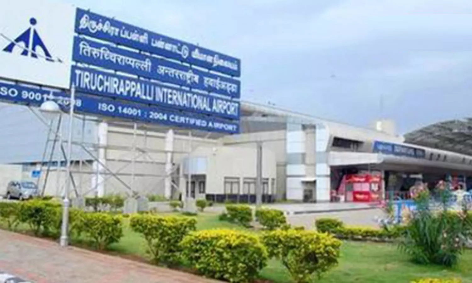 திருச்சி விமான நிலையத்தில் ரூ. 55 லட்சம் மதிப்புள்ள ஒரு கிலோ கடத்தல் தங்கம் பறிமுதல் திருச்சி விமான நிலையத்தில் ரூ. 55 லட்சம் மதிப்புள்ள ஒரு கிலோ கடத்தல் தங்கம் பறிமுதல்