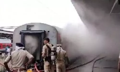 பெங்களூருவில் ரெயில் நிலையத்தில் நின்று கொண்டிருந்த ரெயிலில் திடீர் தீவிபத்து