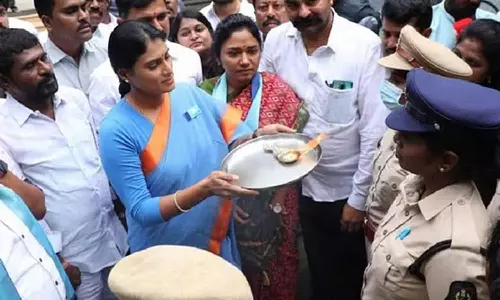 தெலுங்கானாவில் வீட்டுக்காவலில் வைத்த போலீசாரை ஆரத்தி எடுத்து வரவேற்ற சர்மிளா