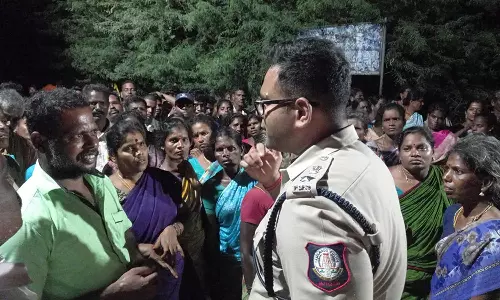 மேல்பாதியில் இருதரப்பினரிடையே மோதல்: சாலை மறியல்- போலீஸ் குவிப்பு