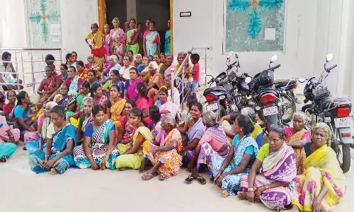 100 நாள் வேலைகேட்டு நிலக்கோட்டை யூனியன் அலுவலகத்தில் கிராம மக்கள் முற்றுகை