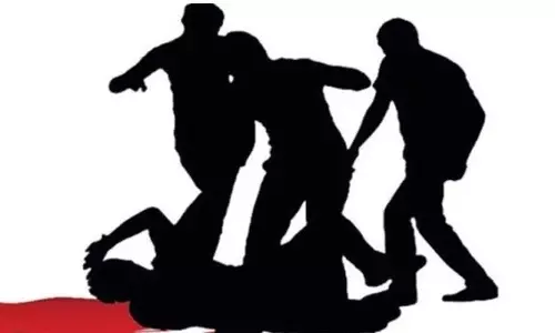 செல்போன் திருடனை முட்டிபோட வைத்து தர்ம அடி கொடுத்த பொதுமக்கள்