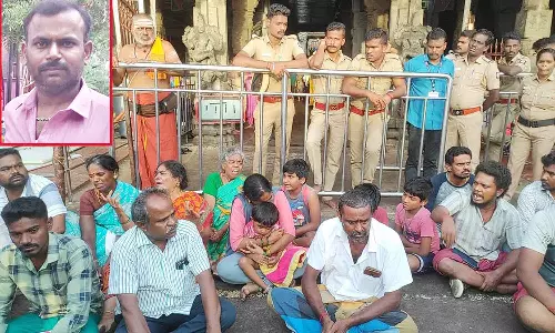 ராமேசுவரத்தில் கோவில் பணியாளர் தற்கொலை- அதிகாரிகள் டார்ச்சரால் இறந்ததாக சக ஊழியர்கள் ஆர்ப்பாட்டம்