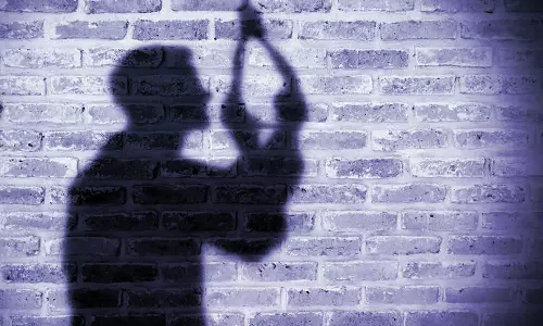 அன்னூர் அருகே பெண்ணின் வீட்டு கதவை தட்டியதாக தாக்குதல்- அவமானத்தில் வாலிபர் தற்கொலை