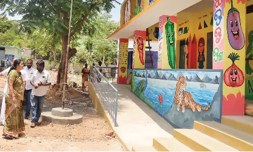 நத்தம் அருகே அங்கன்வாடி மையம், பள்ளி வகுப்பறை கட்டும் பணி