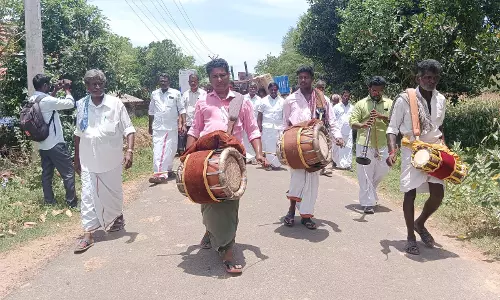அரசு பள்ளிக்கு  கல்விச்சீர் வழங்கும் விழா