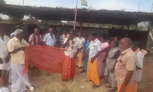 திருப்பூர் அருகே இன்று சேலையை அவிழ்த்து விவசாயிகள் நூதன போராட்டம்