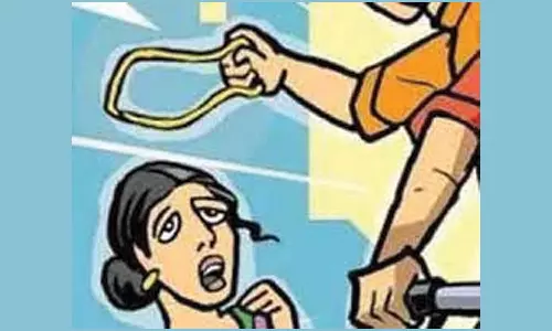 இளம்பெண்ணை முந்திரி காட்டுக்குள் அழைத்து சென்று நகை-செல்போனை பறித்து சென்ற ஆசாமி: கள்ளக்காதலால் விளைந்த விபரீதம்