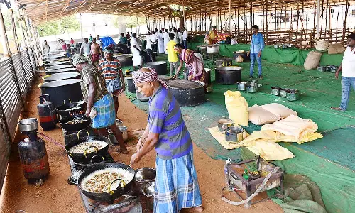 தொண்டர்களுக்கு உணவு தயாரிக்கும் பணியை தொடங்கிய 5 ஆயிரம் சமையல் கலைஞர்கள்