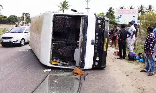 வேன் கவிழ்ந்து விபத்து