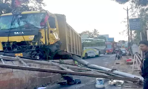 கேரளாவிற்கு கனிம வளம் கடத்திய லாரி மேம்பாலத்தில் மோதி விபத்து