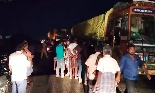 விபத்து ஏற்படுத்தி விட்டு நிற்காமல் சென்ற லாரியை மடக்கி பிடித்த பொதுமக்கள்