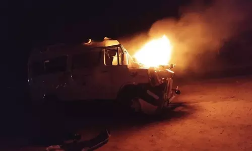 விபத்தில் சிக்கியவர்களை மீட்டபோது ஆம்புலன்ஸ் வெடித்து தீப்பிடித்ததால் பரபரப்பு