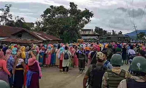 3 பேர் கொலை எதிரொலி: மணிப்பூரில் பெண்கள் 2-வது நாளாக மறியல்