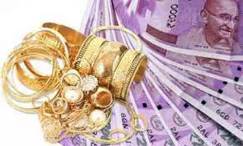 பக்தர்களிடம் 13 பவுன் நகை, பணம் திருட்டு