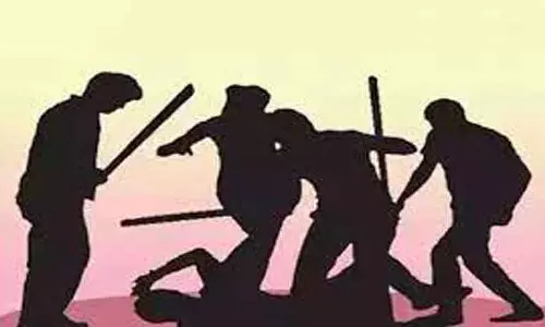 திருவிழாவில் நடனமாடியதை தட்டி கேட்டவர்கள் மீது தாக்குதல்