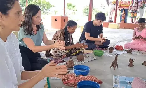 சுடுமண் சிற்ப பயிற்சி பெறும் துருக்கி நாட்டு மாணவர்கள்