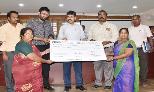 மத்திய கூட்டுறவு வங்கி சார்பில் ரூ.1 கோடியே 32 லட்சம் கடனுதவி:பதிவாளர் சுப்பையன் வழங்கினார்