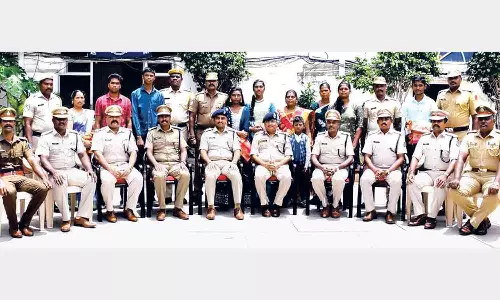 பொதுத்தேர்வுகளில் சாதனை படைத்த போலீசாரின் குழந்தைகளுக்கு ரொக்கப்பரிசு