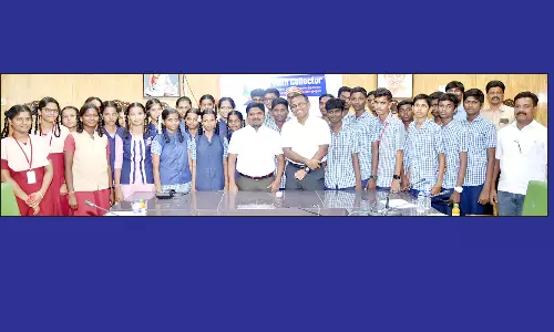 அரசு பள்ளி மாணவ-மாணவிகளுடன் விருதுநகர் கலெக்டர் சந்திப்பு