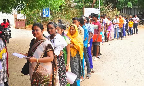 நாகர்கோவில் கலெக்டர் அலுவலகத்தில் ஆதார் மையத்தில் குவித்த பொதுமக்கள்