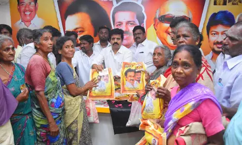 நெல்லித்தோப்பு தி.மு.க. சார்பில் 1000 பெண்களுக்கு இலவச சேலை