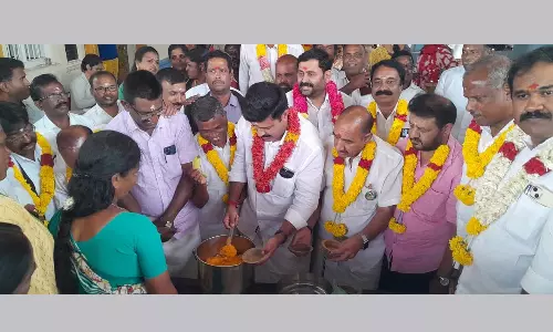 மதுரை மாநாடு வெற்றி பெற வேண்டி ஊட்டி மாரியம்மன் கோவிலில் அ.தி.மு.க.வினர் சிறப்பு பூஜை