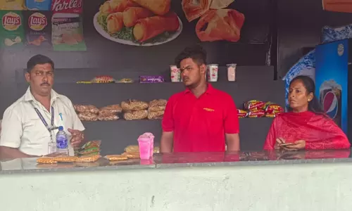 சென்னிமலையில் உள்ள தியேட்டரில் காலாவதியான உணவு பொருட்கள் பறிமுதல்