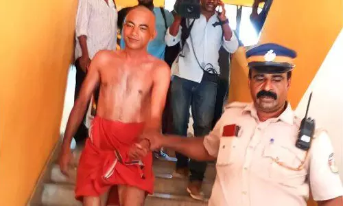 லாட்டரி அலுவலகத்தை சூறையாடிய முகவர்- அரை நிர்வாணமாக ரகளை செய்தவரை போலீசார் கைது செய்தனர்