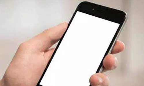 கோவையில் வணிக வரி அதிகாரியிடம் செல்போன் பறிப்பு