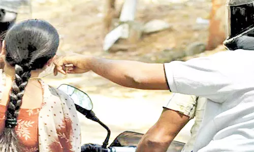 வீட்டில் தூங்கி கொண்டிருந்த பெண்ணிடம் நகை பறிப்பு