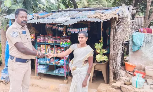 டீ கடை உரிமையாளரிடம் ரூ.7 ஆயிரம் பாக்கியை வழங்கிய கரியாலூர் போலீசார்