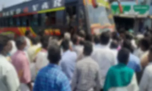 பூசாரிப்பட்டி பஸ் நிறுத்தத்தில் நின்று செல்லாத 5 தனியார் பஸ்கள் சிறைபிடிப்பு