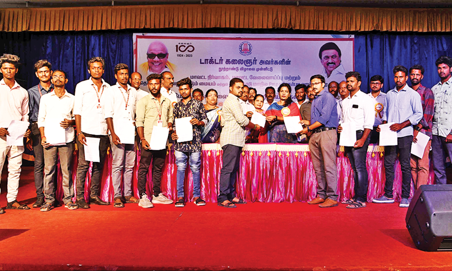 பெரியகுளம் அருகே தனியார் வேலை வாய்ப்பு முகாமில் 317 பேருக்கு பணி நியமன ஆணை - கலெக்டர் ஷஜீவனா வழங்கினார்