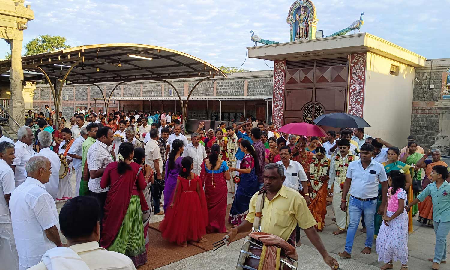 சென்னிமலை முருகன் கோவிலில் இன்று 17 ஜோடிகளுக்கு திருமணம்- உறவினர்களால் கலை கட்டிய கோவில் வளாகம்