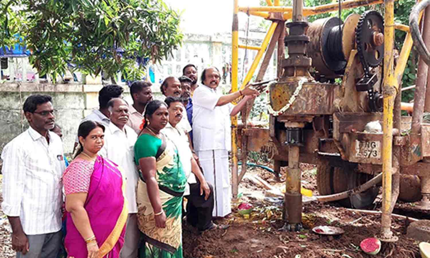 ஆழ்குழாய் கிணறு அமைக்கும் பணி-கென்னடி எம்.எல்.ஏ. தொடங்கி வைத்தார்