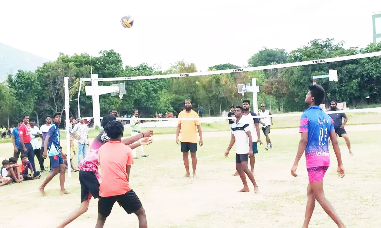 ஜோலார்பேட்டை சிறு விளையாட்டு அரங்கில் கிராமிய விளையாட்டு போட்டி ஜோலார்பேட்டை சிறு விளையாட்டு அரங்கில் கிராமிய விளையாட்டு போட்டி