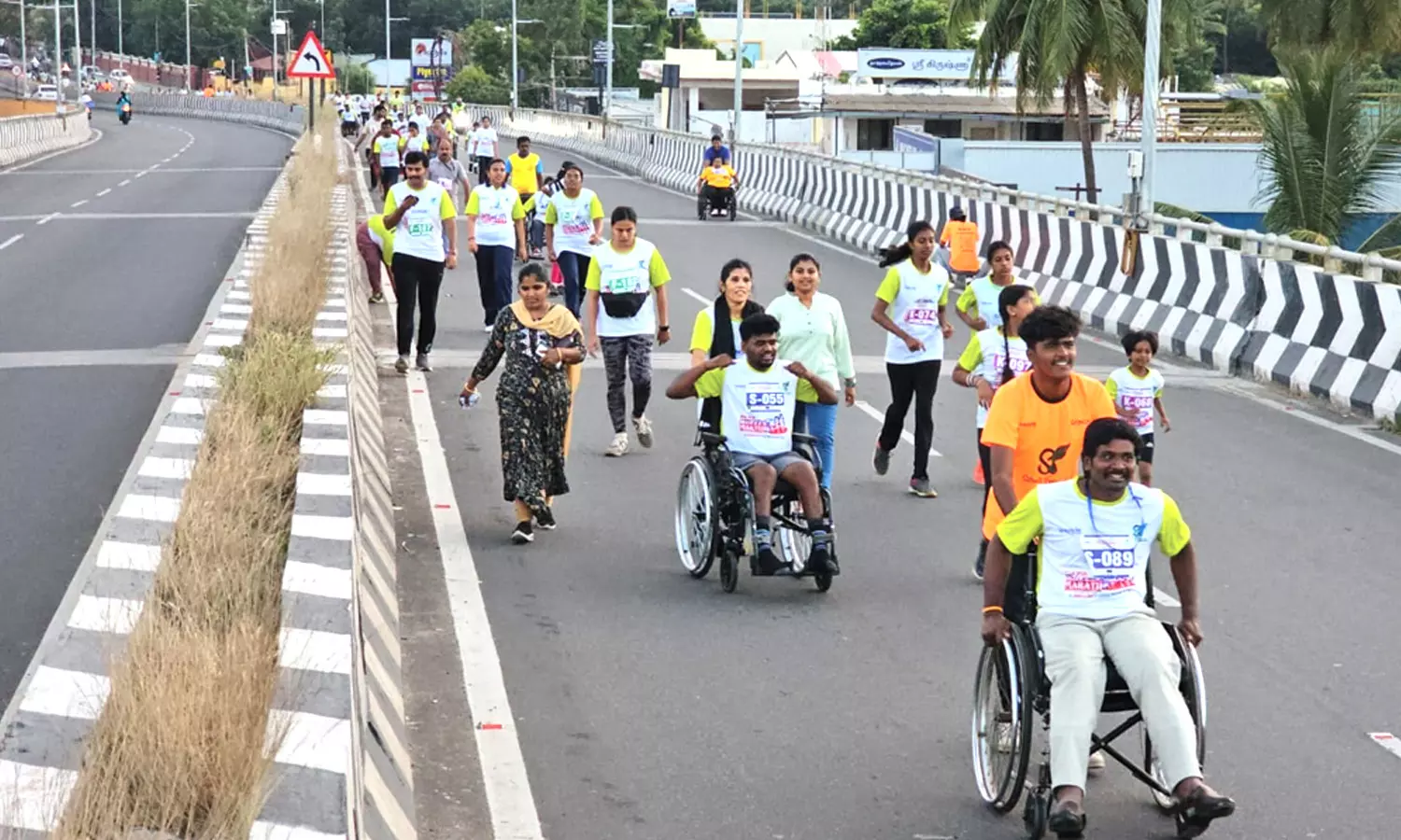 கோவையில் விழிப்புணர்வு மாரத்தான் வீல் சேர் போட்டியில் பங்கேற்ற மாற்றுத்திறனாளிகள் கோவையில் விழிப்புணர்வு மாரத்தான் வீல் சேர் போட்டியில் பங்கேற்ற மாற்றுத்திறனாளிகள்